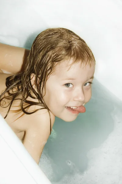 Маленькая девочка купается в ванне — стоковое фото