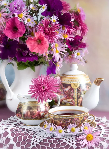 Натюрморт с цветами и чай Лицензионные Стоковые Изображения