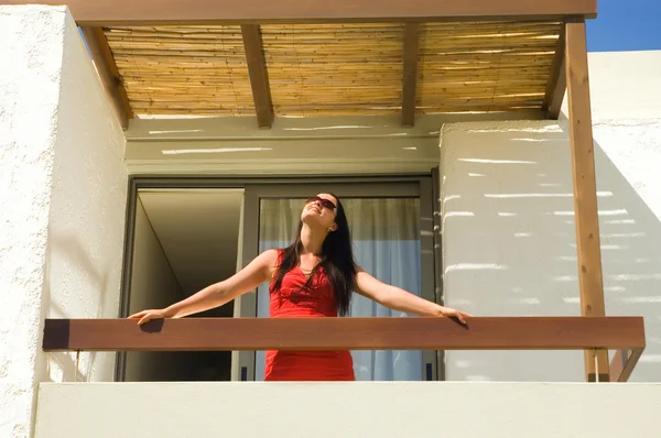 Красивая молодая женщина на балконе — стоковое фото