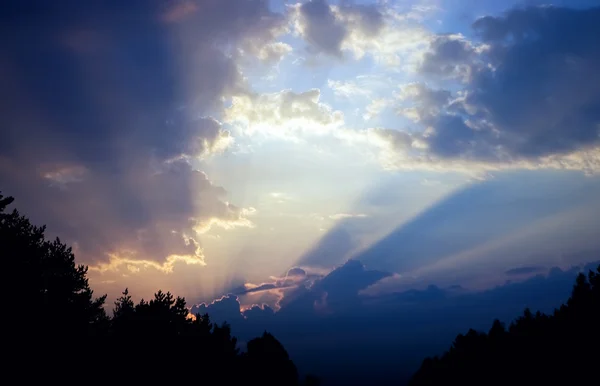 Резкое небо облака на закате — стоковое фото