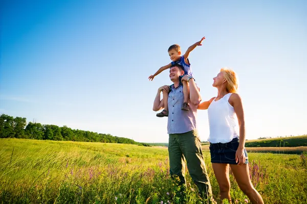 Семья, весело проводящая время на открытом воздухе — стоковое фото