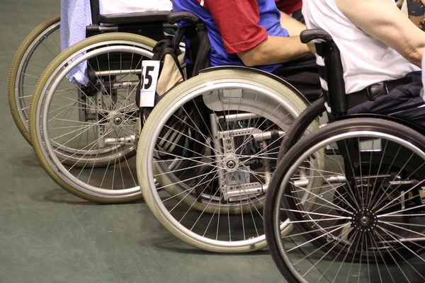 Люди в инвалидных колясках — стоковое фото