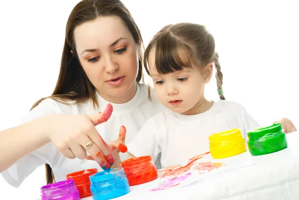 Мать и дочь живопись пальцем краски — стоковое фото