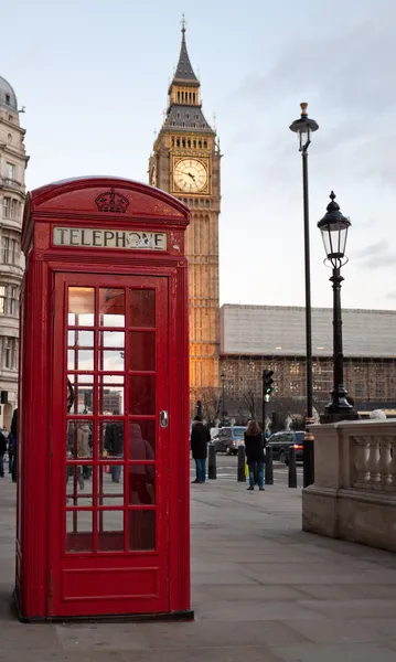Красный телефон в Лондоне и Биг-Бен — стоковое фото