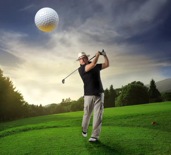 Человек, играющий в гольф — стоковое фото