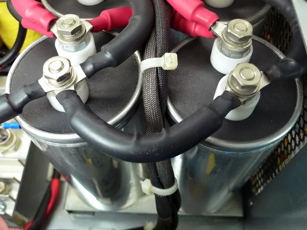 Электрические конденсаторы высокого напряжения — стоковое фото