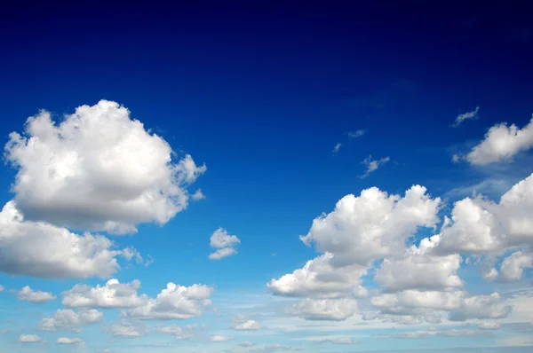 Голубое небо с хлопка как облака — стоковое фото