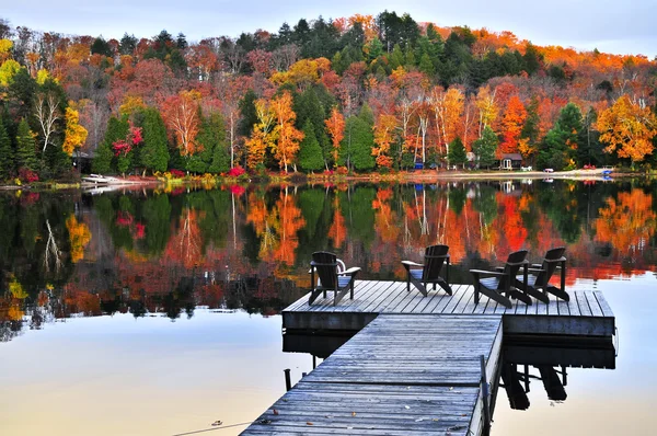 Деревянный причал на Осеннее озеро — стоковое фото