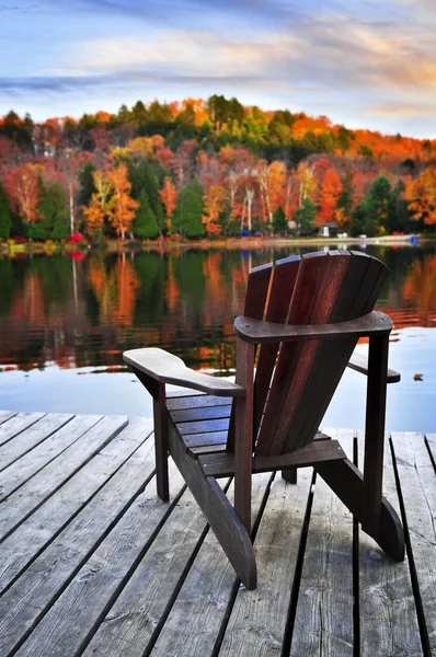 Деревянный причал на Осеннее озеро — стоко