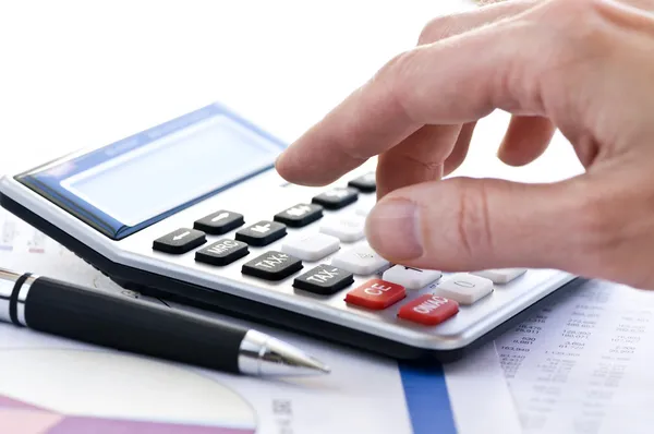 Налоговый калькулятор и ручка — стоковое фото