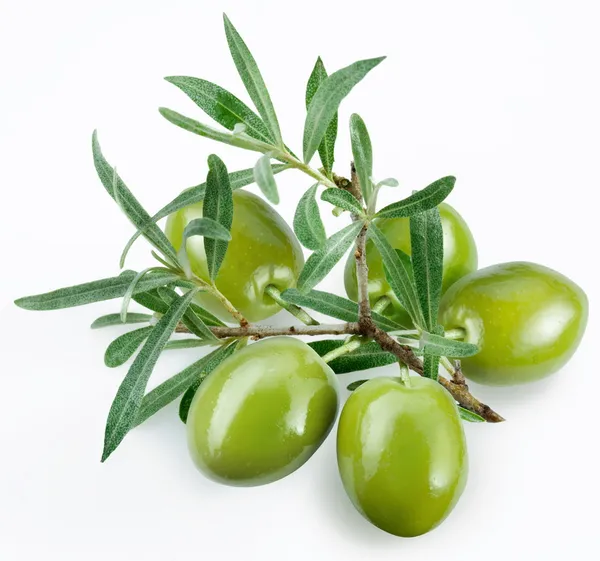 Зеленые маслины с отделением на белом фоне — стоковое фото