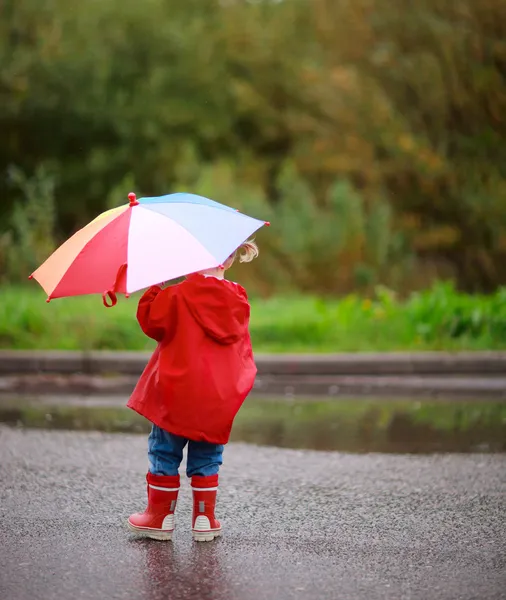 Малыш девушки на открытом воздухе в дождливый день — стоковое фото