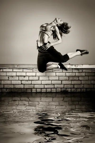 Девочка прыгает на крыше — стоковое фото
