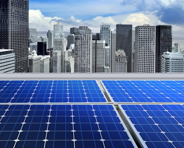 Солнечные батареи на современные крыши — стоковое фото