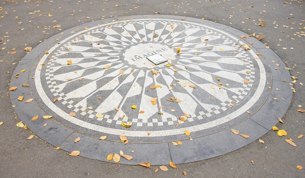 Мемориал Джона Леннона, Центральный парк, Нью-Йорк, США — стоковое фото