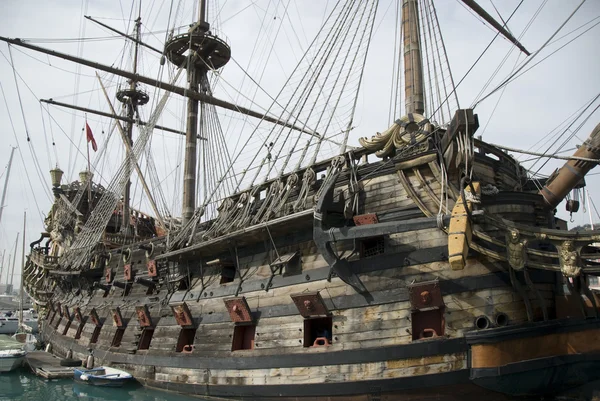 Старый пиратский корабль — стоковое фото