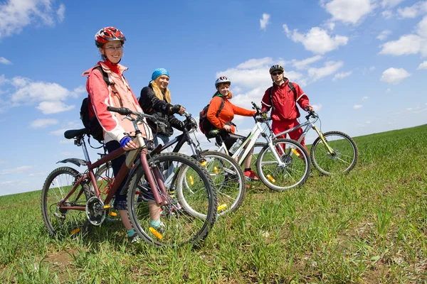 Группа четырех взрослых на велосипедах в сельской местности — стоковое фото