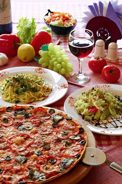 Классическая итальянская кухня установка с пицца, паста, салат и вино — стоковое фото