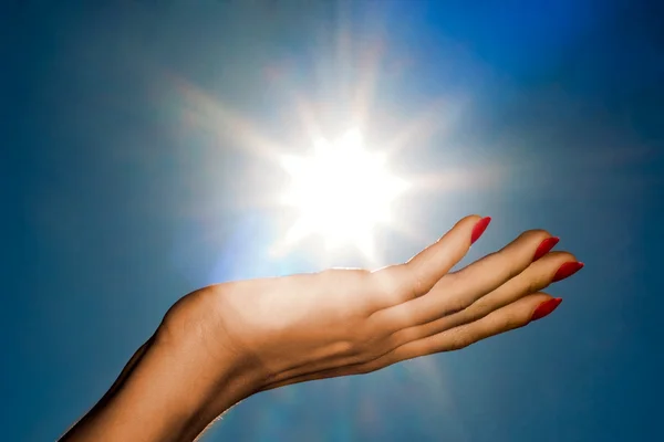 Рука и солнце — стоковое фото