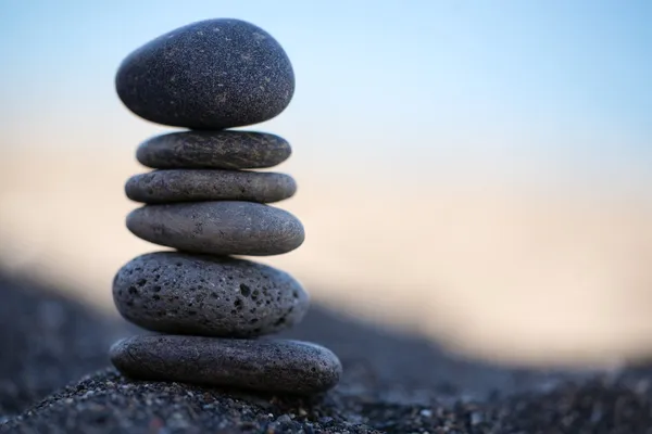 Уравновешенные камни — стоковое фото