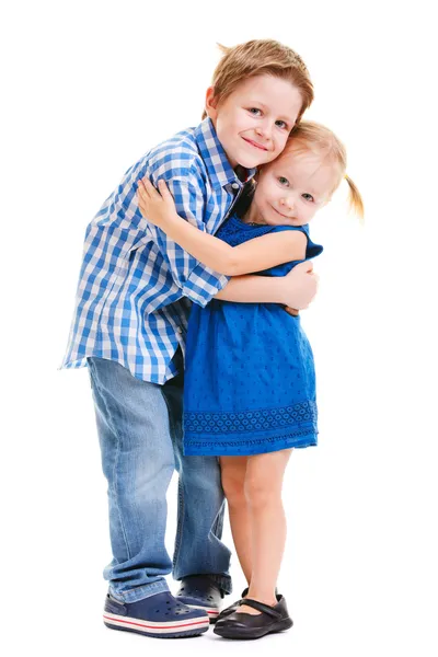 Брат и сестра обниматься — стоковое фото