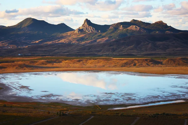 Красивый пейзаж, Крымские горы, озера, моря и поля — стоковое фото