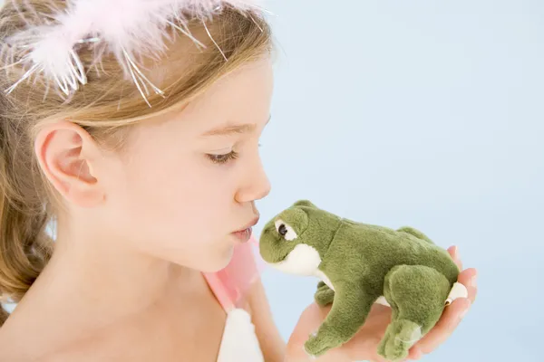 Молодая девушка в Принцесса Поцелуи лягушка плюшевые костюм — стоковое фото
