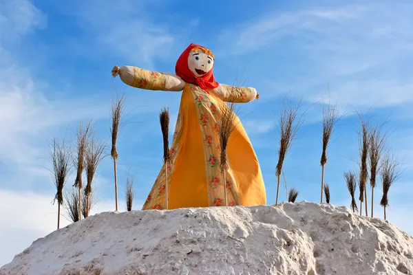Конец зимы. масленица. большая кукла для горения Лицензионные Стоковые Фото
