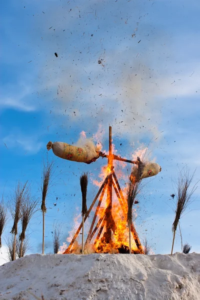 Конец зимы. масленица. большая кукла для горения Стоковое Фото