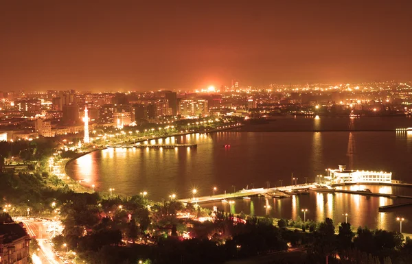 Город Баку ночью Лицензионные Стоковые Изображения