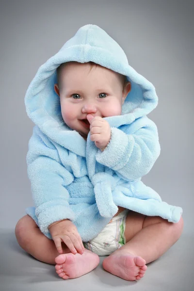 Очаровательный ребенок в синий Халат — стоковое фото