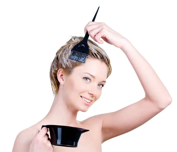 Женщина с кисти и емкости для окрашивания волос, окрашивание ее волос — стоковое фото
