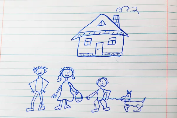 Моя семья - детский рисунок на ноутбуке — стоковое фото
