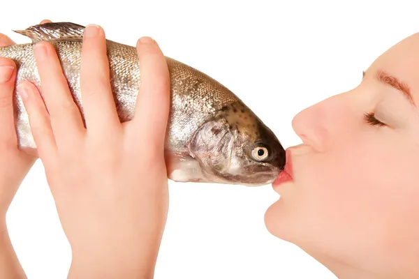 Красивая молодая женщина, целуя рыбы — стоковое фото