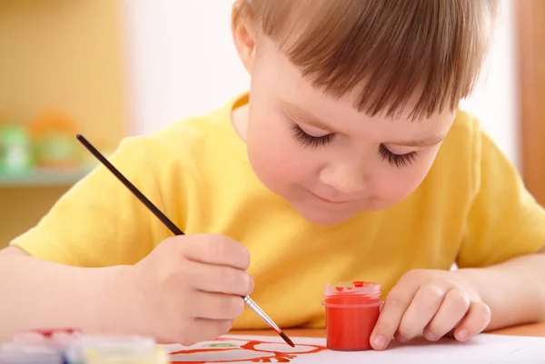 Ребенок рисует с красками в дошкольных учреждениях — стоковое фото