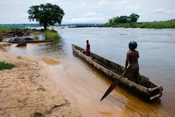 Мужчины на деревянной лодке на реке Конго Стоковое Фото
