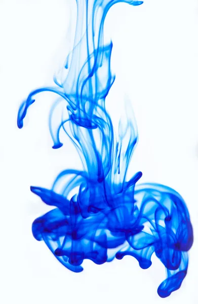 Синие чернила в воде — стоковое фото