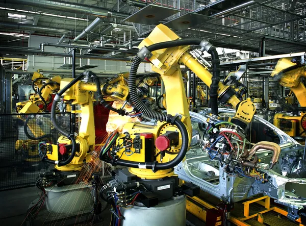 Сварочные роботы в автомобильном предприятии — стоковое фото