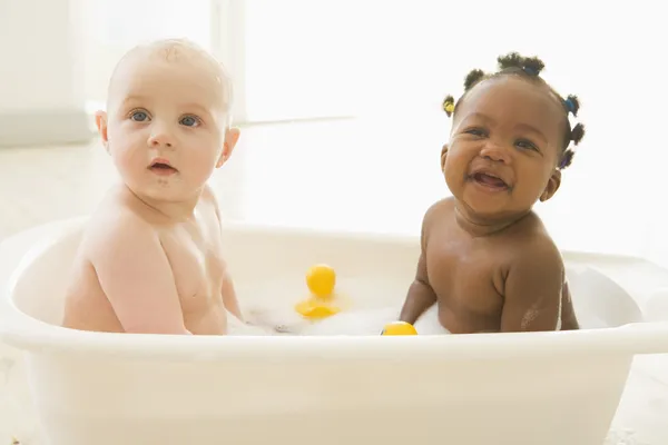 Два младенца в ванне с пеной — стоковое фото