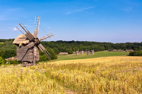 Старая ветряная мельница — стоковое фото