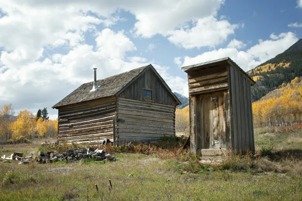 Заброшенный дом и флигель в город-призрак, Колорадо — стоковое фото