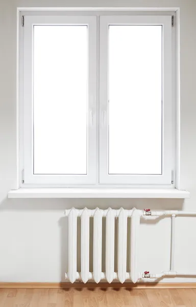 Белый двойной двери пластиковые окна с радиатора под ним — стоковое фото