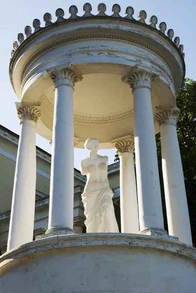 Статуя Венеры в летнем доме — стоковое фото