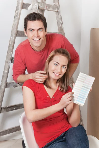 Счастливая пара с цвета руководство — стоковое фото