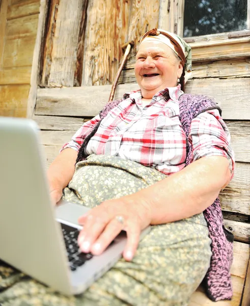 Старший возрасте женщина с ноутбуком — стоковое фото