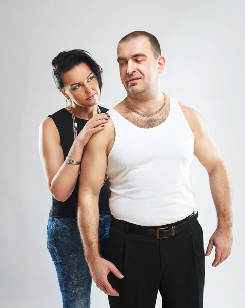 Портрет гангстера в Белая безрукавка с его женщина — стоковое фото