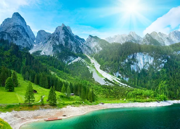 Альпийский летний вид на озеро — стоковое фото