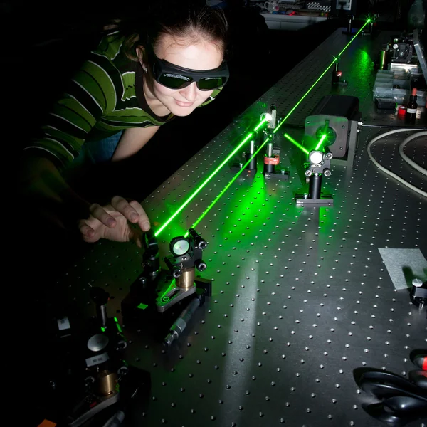 Женщина ученый проводит исследования в лаборатории квантовой оптики — стоковое фото