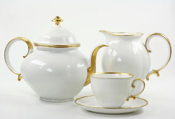 Белый чай службы на белом — стоковое фото