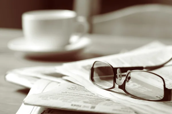 Газета и кофе — стоковое фото